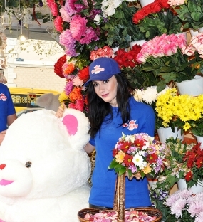 Biz Artıq Gül Salonu, Hədiyyə və Parfumeriyaları Sizin Ünvanınıza Çatdırırıq